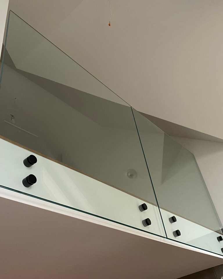 szklane balustrady wewnętrzne i zewnętrzne